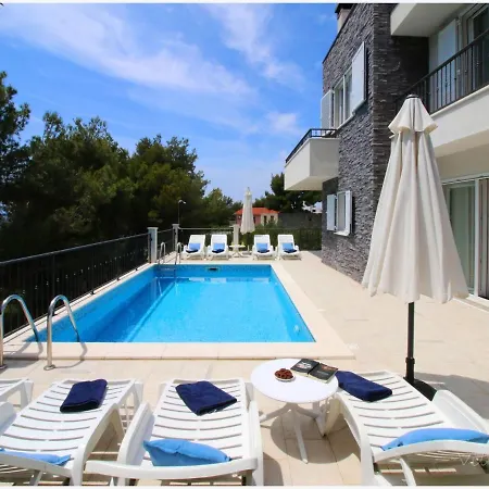 Modernistic In With Pool 普利莫顿
