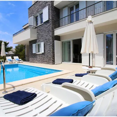 Modernistic In With Pool *