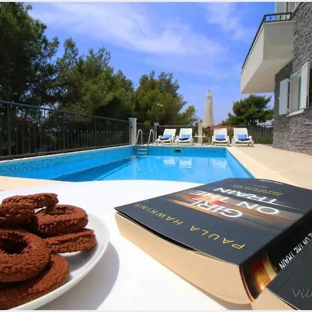 Modernistic In With Pool *